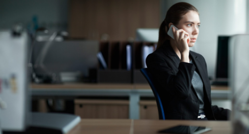 femme_telephone_air_serieux.png